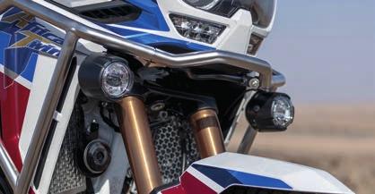 příslušenství Honda zahrnuje velký (58 l) plastový top box a boční kufry o objemu 30/40 litrů (s