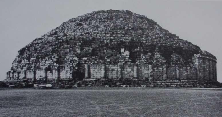 135 42. Pohřební tumulus u alžírské Tipasy, konec 1. st. př.