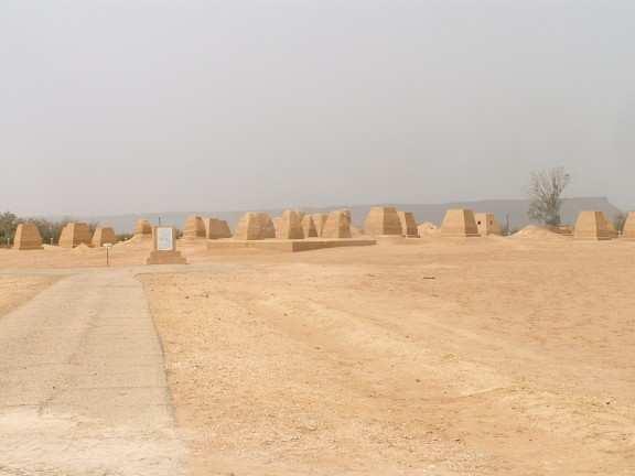9. Pohled na jedno z polí pyramidálních hrobek ve