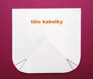 Papír rozložíme a vidíme střih na tělo kabelky s vyznačenými záševky. Pokud chcete vidět, jak bude vypadat, můžete si zkusit na střihu záševky sešpendlit.