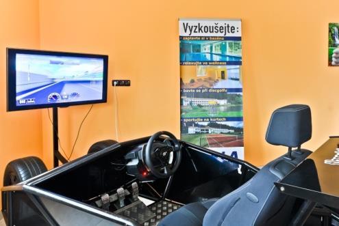 wellness centrum s bazénem osvětlené kurty pro večerní turnaje např.