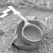 Zajímavé je, že většina předmětů, se kterými byl zemřelý uložen do hrobu, byla vyrobena na území římské říše. Nejedná se tedy o předměty místní výroby, ale o importy.