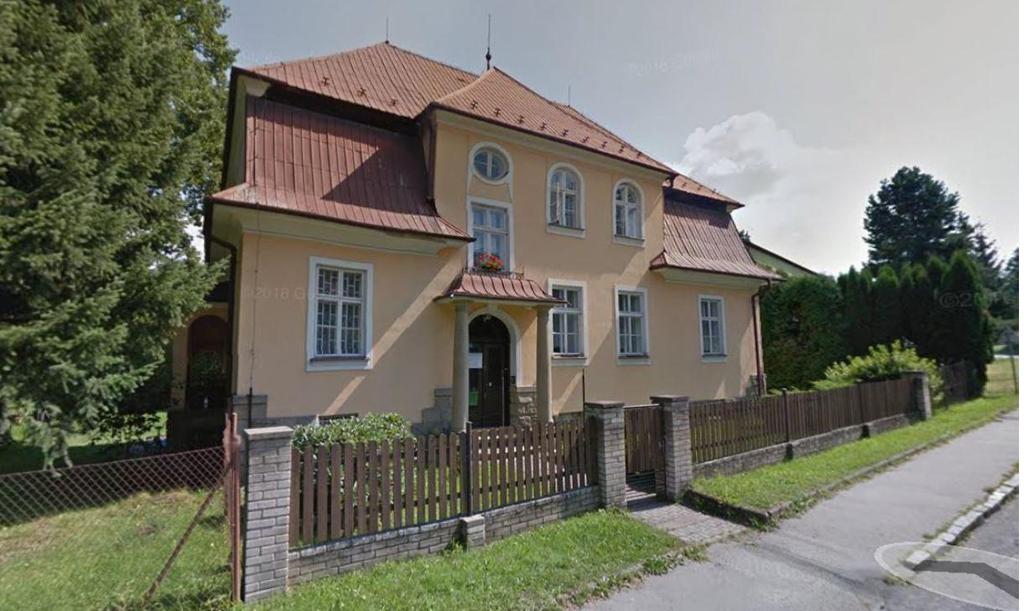 zvládat chůzi po úzkém schodišti. Někteří klienti již nyní potřebují podporu pracovníka, aby nedošlo k úrazu a na úzkém schodišti se klient a pracovník obtížně směstnávají.