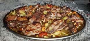 PEKA «UNDER THE BELL» DISHES / DALMATINISCHE PEKA (BACKGLOCKE) TELETINA ISPOD PEKE Veal under the bell Kalbfleisch unter der Backglocke JANJETINA ISPOD PEKE Lamb under the bell Lamm unter der
