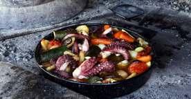 person po osobi per person 150,00 kn 180,00 kn 200,00 kn 200,00 kn Jela ispod peke spadaju u sam vrh gastronomske ponude dalmatinske kuhinje.