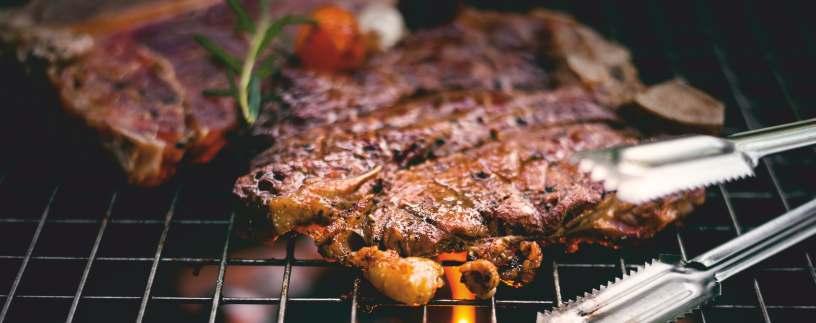 BIFTEK (BIFTEK, SENF, MA JONEZA, UMAK GLJIVA) Beefsteak (beefsteak, mustard, mayonnaise, mushroom sauce) Rindersteak (Rindersteak, Senf, Mayonnaise, Pilzsoße) BIFTEK U UMAKU OD TARTUFA (BIFTEK, UMAK