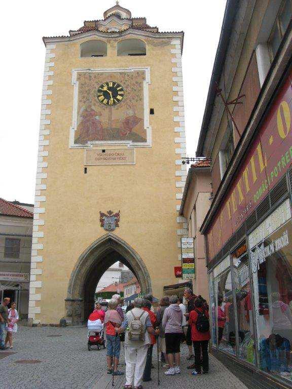 Původní gotická stavba v průběhu let po požárech a následujících úpravách získala spíše barokní podobu. Také hodiny na věži od berounského hodináře F. Gärtnera jsou z pozdější doby.