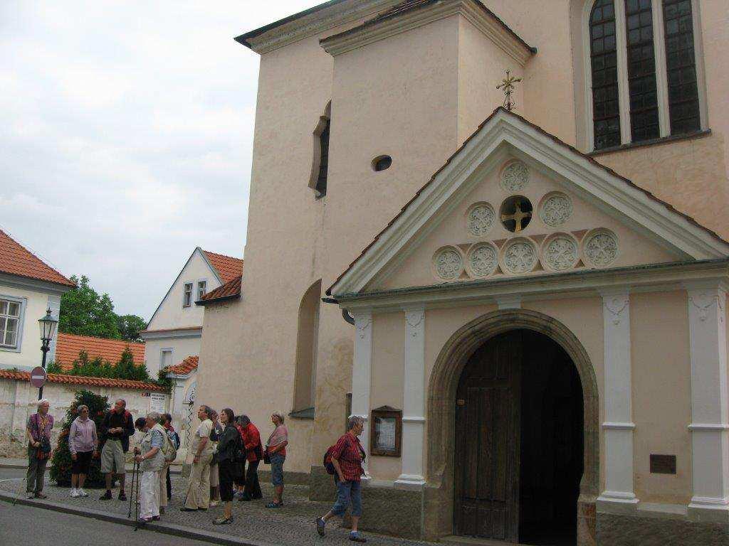 Od Plzeňské brány je to jen pár kroků do Kostelní ulice. Na Malém prostoru je tu kostel Svatého Jakuba, barokní budova děkanství a morový sloup. Sv. Jakub pochází z doby založení města, po četných požárech byl několikrát přestavěn.