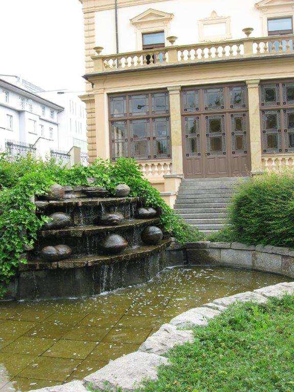 Dominantní socha můzy hrající na varyto Je to pocta géniu Bedřichu Smetanovi Duslova vila, postavená v
