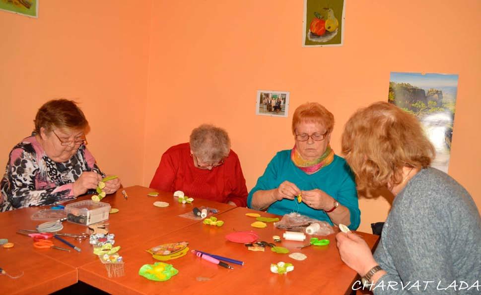Copak, copak, malá přeháňka, to nás nemůže rozhodit, naopak v parném odpoledni příjemné zchlazení. Svoláváme se do vstupní haly zámku a prohlídka Po stopách kněžny Zaháňské může začít.