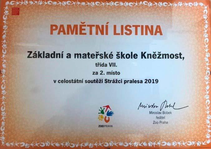 Na procházce po Kněžmostě je provázely v historických kostýmech paní knihovnice Iva Cenefelsová a Lada Charvátová.