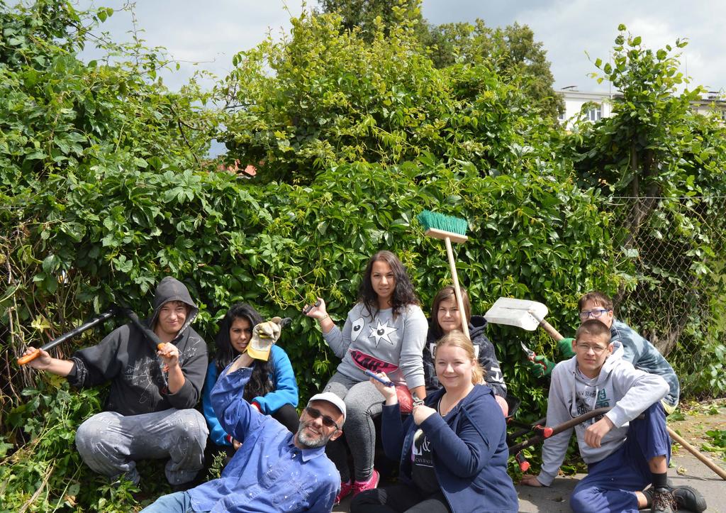 ZÁKLADY NAŠÍ PRÁCE Naším cílem je napomáhat klientům z řad mladých lidí ve věku 14 35 let, kteří vyrůstají bez zázemí vlastní rodiny (v dětském domově, výchovném ústavu, pěstounské péči), zvládat