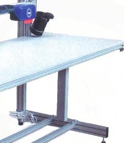 Velké pracovní stoly Large working tables Laminátová deska s odolným povrchem Rám z pevnostních hliníkových proﬁlů Stavitelné nohy pro nerovné podlahy Maximální nosnost: rovnoměrných 0 kg Výškově