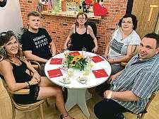Sledujte Prostřeno! na Primě každý všední den od 17.50 hodin. (kot) Do Hanky (vlevo) se zakouká Tomáš (vpravo). Je ale mezi nimi patnáctiletý rozdíl, dojde vůbec na vyznání lásky?