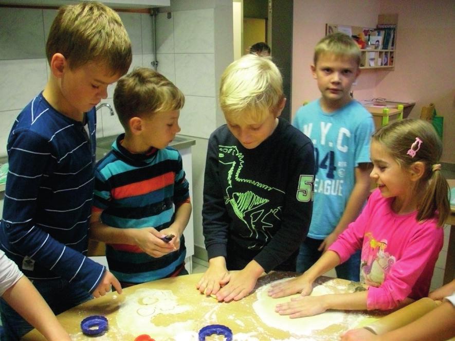 K tomu hromadźimy dny do toho z dźěćimi ideje, namjety, recepty a přidawki. Husto maja dźěći sami přeća a přinjesu přidawki ze swójskeje zahrodki, n. př. sad, zeleninu abo tež jejka sobu.