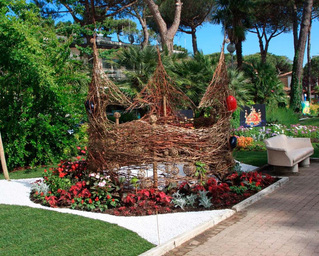 Odborná činnost 3 Reprezentace hlavního města Prahy v projektu Cervia Citta Giardino Maggio In Fiore v Itálii 21. 5. 26. 5. 2016 Alena Nováková, Jan Hruška, Jana Martinková Botanická zahrada hl. m. Prahy již po jedenácté zastupovala hlavní město na přehlídce zahradnických expozic v projektu Cervia Citta Giardino Maggio In Fiore v severní Itálii.