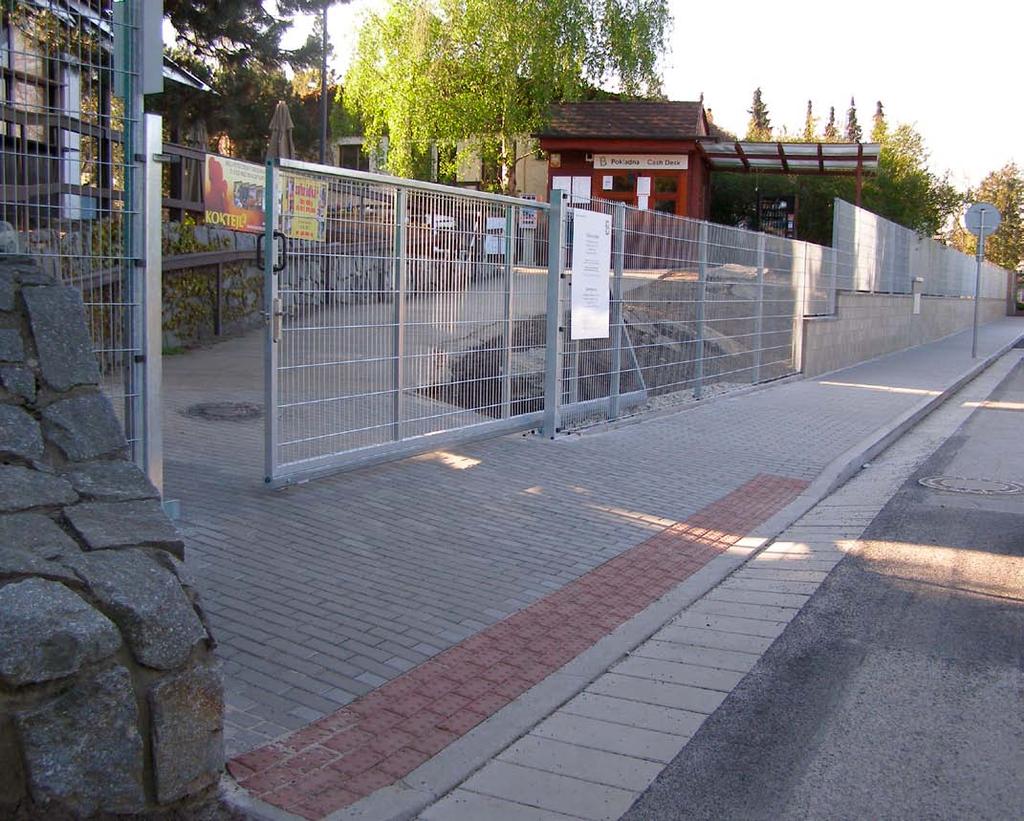Byl vytvořen nový chodník vedoucí od vyústění kozí stezky směrem k návštěvnickému vstupu.