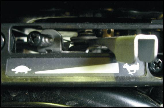 4 Spouštění motoru PRO SF-1030 - s ručním startem Motor se smí spouštět venku nebo v dobře větrané místnosti.