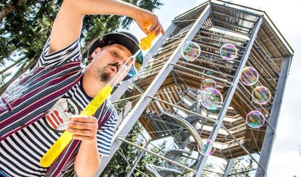 tančících osob s ptačím přímení pohromadě, 14:00 Dřevařská soutěž -soutěže v dovednostech pro tatínky, maminky i jejich ratolesti / staň se králem dřevařů, 15:00 Sokolnická show, 16:00 Dřevařská