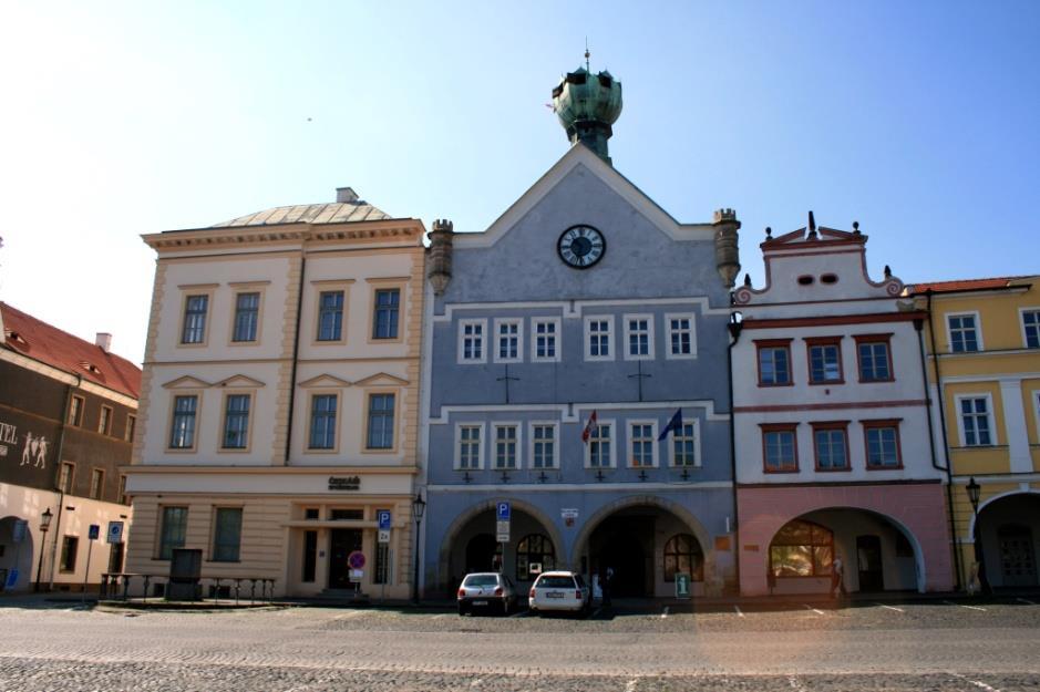 Příklad MěÚ Litoměřice Historická budova, chráněná památkovým ústavem. V budově se nachází kancelář starosty, obřadní síň, Czech POINT, odbor ekonomický, správní a kontroly a interního auditu.