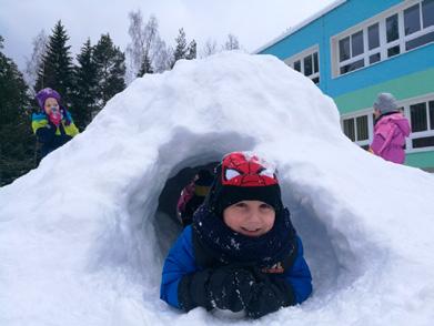 Mateřská škola Únor Měsíc únor nás obdaroval velkou sněhovou nadílkou, a tak jsme se naplno mohli vrhnout do zimních aktivit.