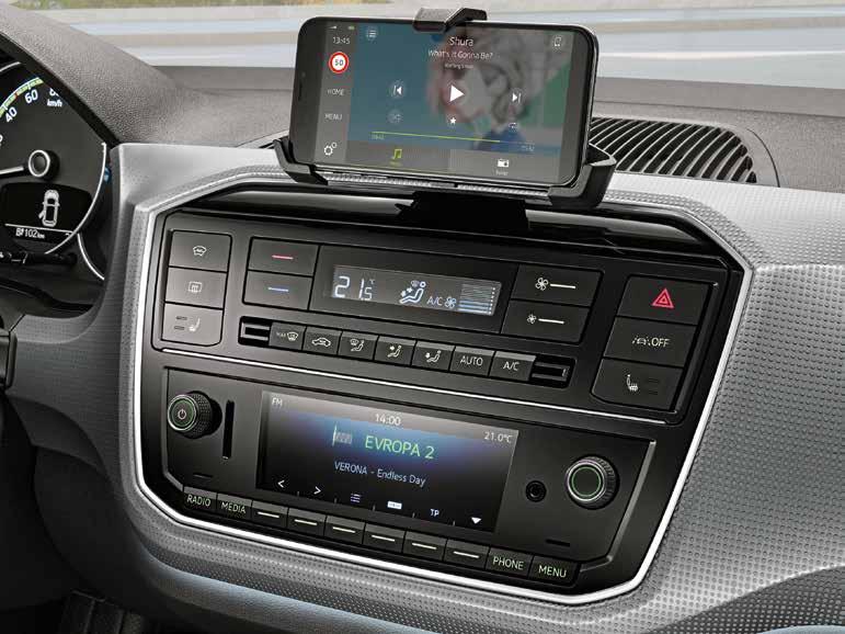24 KONEKTIVITA NA CESTY Zatímco aplikace Move&Fun propojí Váš chytrý telefon s palubním počítačem, ŠKODA Connect App Vám