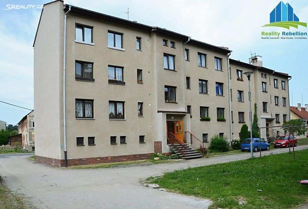 Okna plastová. Byt bez kuchyňské linky. Výměra bytu: 71,78m²: Kuchyň: 10,72m², pokoj 1: 12,50 m², pokoj 2: 22,96 m², pokoj 3: 15,89 m², předsíň: 6,17 m², koupelna: 2,6 m², WC: 0,94 m².