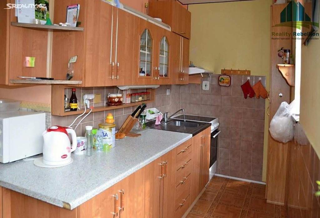 cz 4) Byt 3+1 Nabídková cena: 799 000 Kč Upravená nabídková cena: 13 317 Kč/m 2 Lokalita: Zahradní, Horní Slavkov Stavba: Panelová Stav objektu: Po rekonstrukci Podlaží: 4.