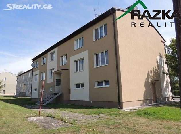 Dispozice: chodba, kuchyně, obývací pokoj se vstupem na lodžii, dvě ložnice, koupelna s