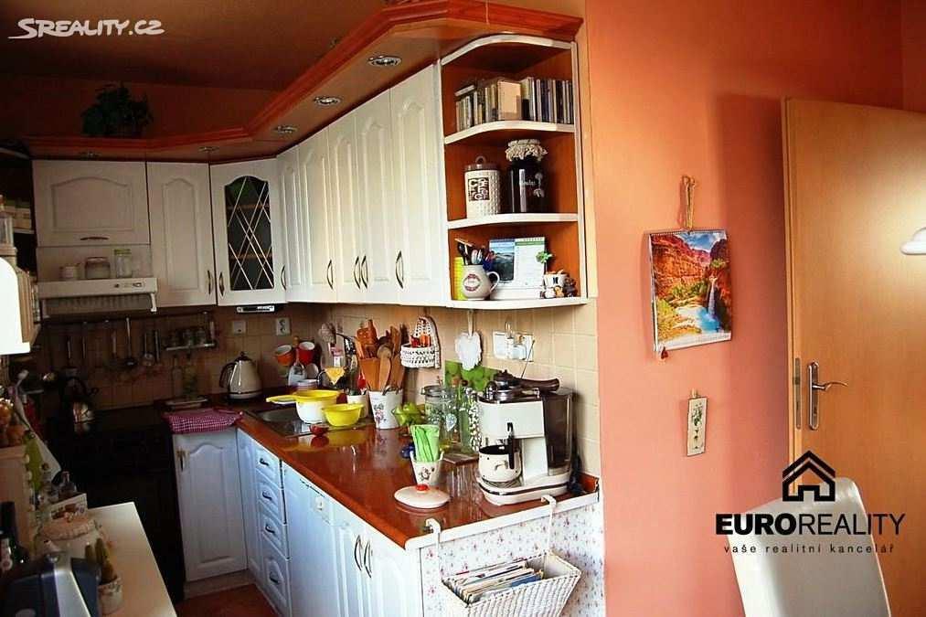 euroreality.net 7) Byt 3+1 Nabídková cena: 999 000 Kč Upravená nabídková cena: 14 070 Kč/m 2 Lokalita: Palackého, Teplá Stavba: Panelová Umístění domu: Sídliště Podlaží: 3.