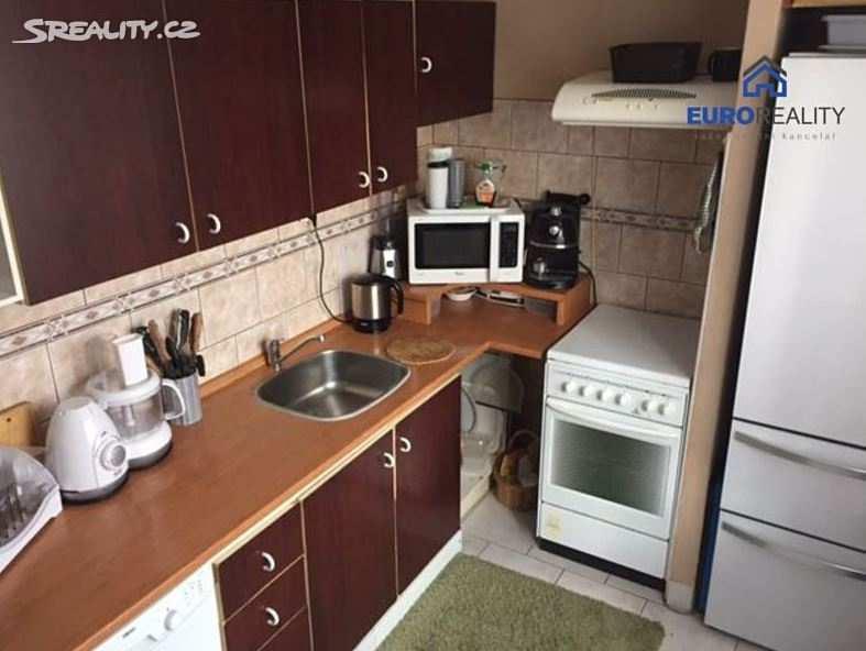 cz 8) Byt 3+1 Nabídková cena: 1 100 000 Kč Upravená nabídková cena: 17 188 Kč/m 2 Lokalita: Fučíkova, Planá