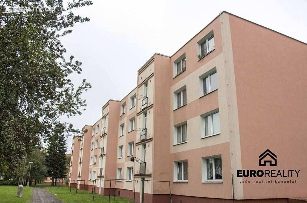 Byt je v původním stavu. Plastová okna. Podlahy tvoří parkety, koberce a PVC. Topení je ústřední dálkové. Bytový dům prošel v revitalizací. Zdroj: Realitní kancelář Euro Reality Plzeň, s.r.o. Šafaříkovy sady 2/3, 30100 Plzeň - Východní Předměstí www.
