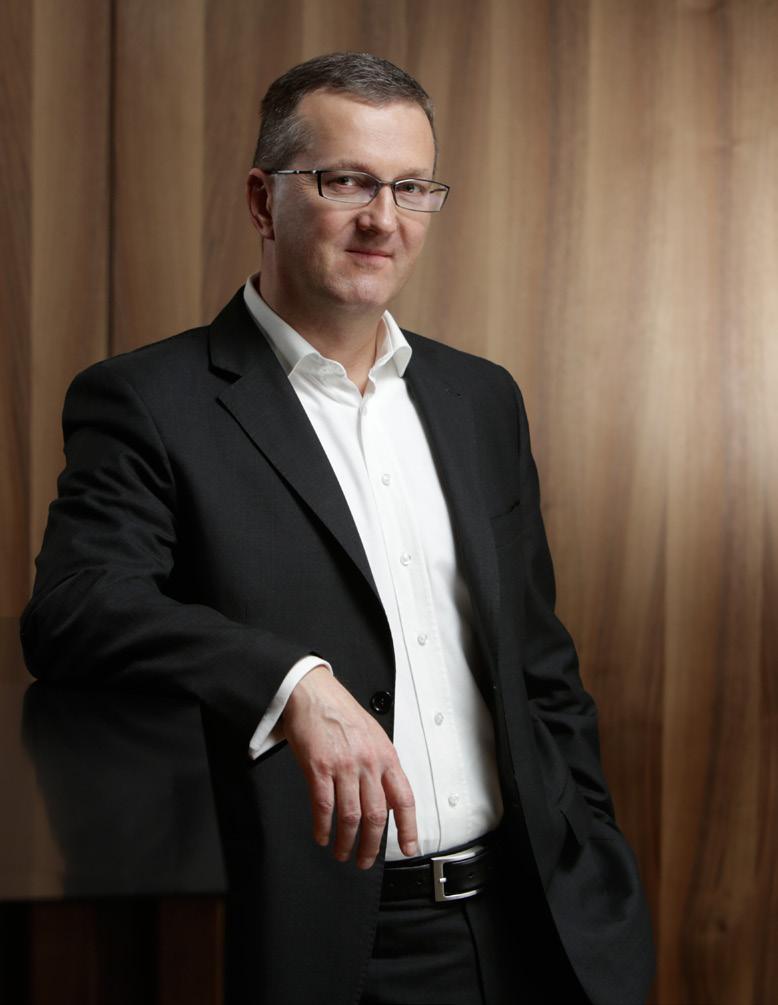 Juraj Černička Člen představenstva a pověřený generální ředitel Juraj se podílí na řízení finančních aktivit skupiny a využívá k tomu svých bohatých zkušeností.