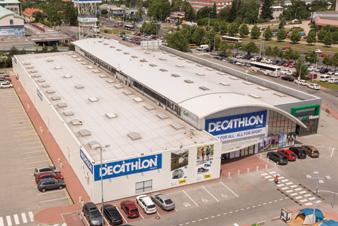 Zákazníci zaparkují na 170 parkovacích místech. Nedaleko se nacházejí i další významné obchodní prostory jako Globus, Kaufland a KFC.