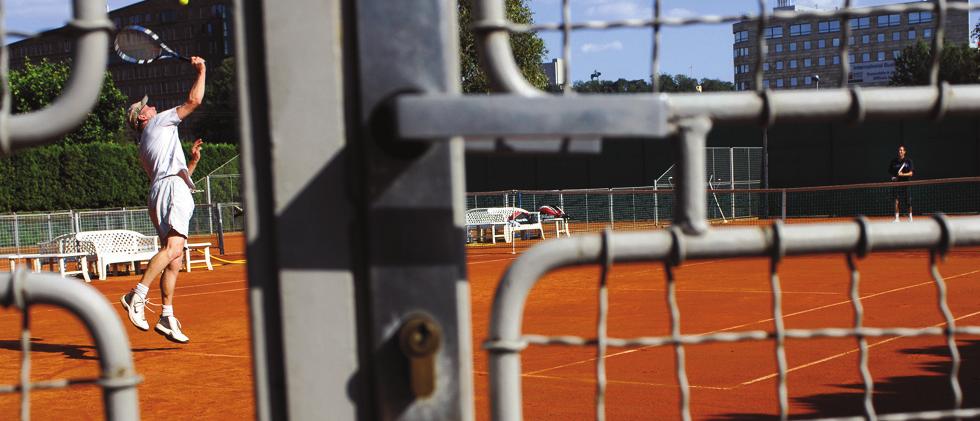 Především v tom, že turnaj čtyřher, který má být hlavně společenskou událostí, se stává pro některé hráče honbou za získáním kvalitního partnera, pro jiné naopak příležitostí udělat slabšímu hráči