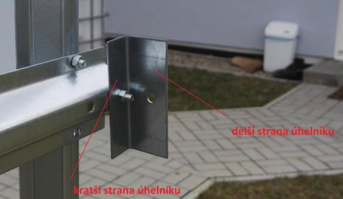 Vzdálenosti poloh umístění úhelníků od základu (v cm) měřené v pravém úhlu zleva doprava (Obrázek 8.1 8.3): 1) 5 cm, velký úhelník (22), užší částí vpřed.