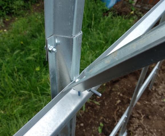 10. Instalace výztuh: Výztužné profily 1465 mm (č. 7) nejprve přišroubujte na horní část příčné výztuhy oblouku (č. 5) a přišroubujte šrouby M5x40 (17) a maticemi M5 (19). (Obrázek 9.