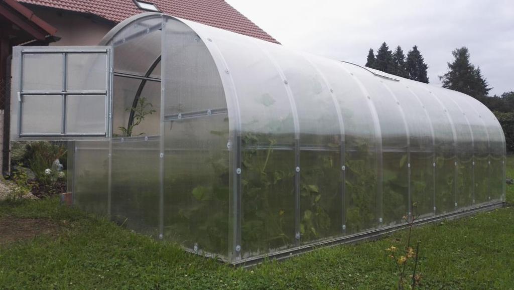 Nasazování a kotvení horních polykarbonátových desek: Po nasazení těsnění budete nasazovat horní polykarbonátovou část o rozměrech 2100 x 6000 mm.