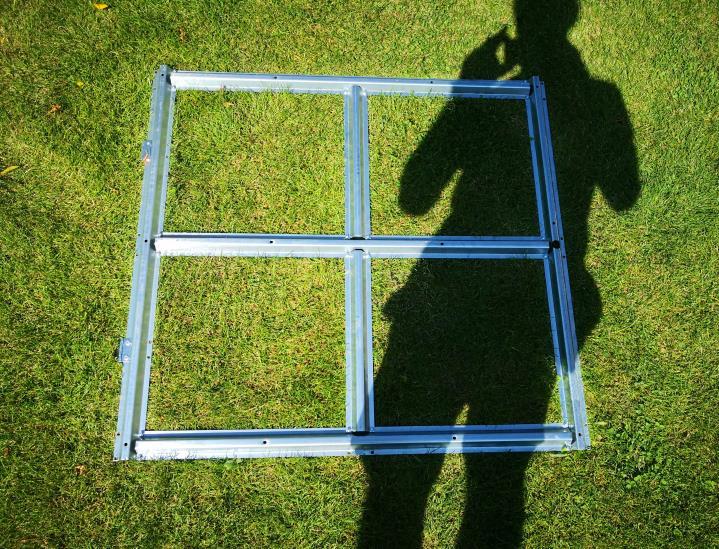3 Všechny části dveří z balení spojte do čtverce (DVEŘE č. 1, DVEŘE č. 2, DVEŘE č. 3) pomocí šroubů M5x12 (16) a matek M5 (19), (Obrázek 16.1). Obrázek 16.1 Obrázek 16.