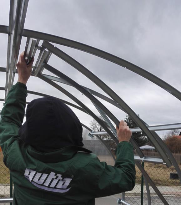 NÁVOD K MONTÁŽI STŘEŠNÍHO OKNA Pořadové číslo Název Počet kusů 1 Profil 1 ks 2 Polykarbonátová deska 1000x700 mm 1 ks 3 Profil střešního okna 1 ks 4 Koncový U profil 2 ks 5 Spojovací H profil 1 ks 6