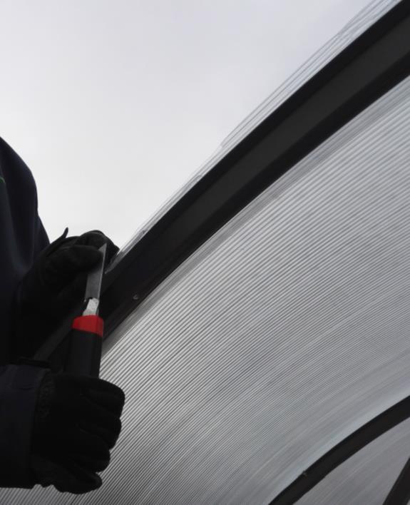cm) je třeba vyříznout polykarbonátový dílec.