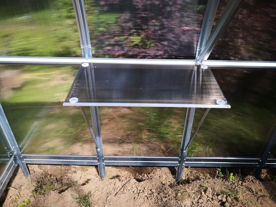 3. Nasaďte na skelet poličky polykarbonátový dílec a přišroubujte se čtyřmi podložkami k úhelníčkům a k šikmým podpěrám (Obrázek 3). 4.