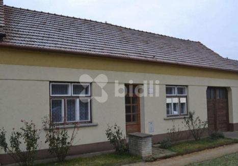 5) Rodinný dům Nabídková cena: 2 300 000 Kč Lokalita: Týnec, okres Břeclav Stavba: Cihlová Poloha domu: Řadový Typ domu: Přízemní Užitná plocha: 180 m 2 Plocha pozemku: 849 m 2 Sklep: Ano Voda:
