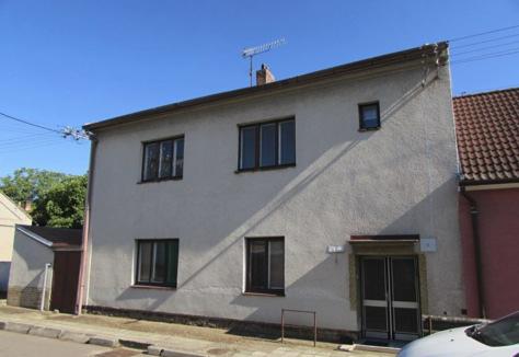 2) Rodinný dům Nabídková cena: 1 750 000 Kč Lokalita: ulice Tovární, Rohatec, okres Hodonín Stavba: Cihlová Typ domu: Patrový