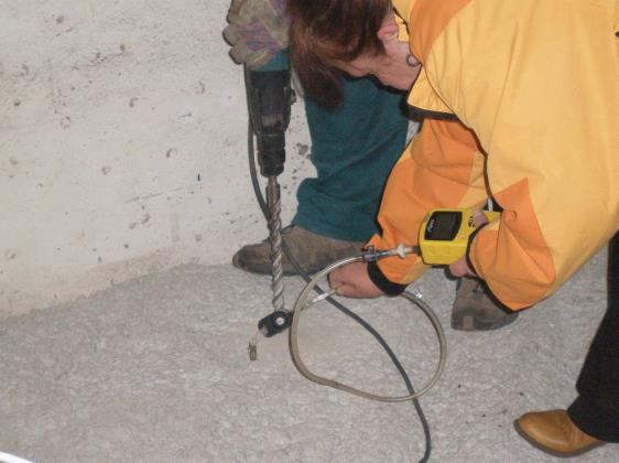 - v ovzduší v bezprostřední blízkosti (do 10 cm) po dobu mechanického narušení betonu (vrtání) cca půl roku po položení vytvrzení: hloubka 0 10 cm: < 33 ug.m -3 hloubka 10 22 cm: < 33 ug.