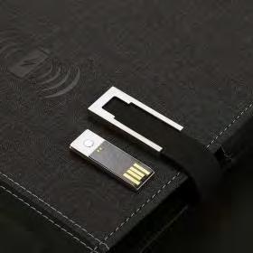 Součástí zapínací přezky je i praktický malý USB flash disk, kam nahrajete další potřebná data.