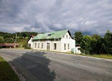 Standard vybavení (1x koupelna, 1x WC). Vytápění je řešeno jako lokální kamny na TP. Velikost pozemku 1983 m2. Parkování je umožněno na pozemku. Rekonstrukce RD.