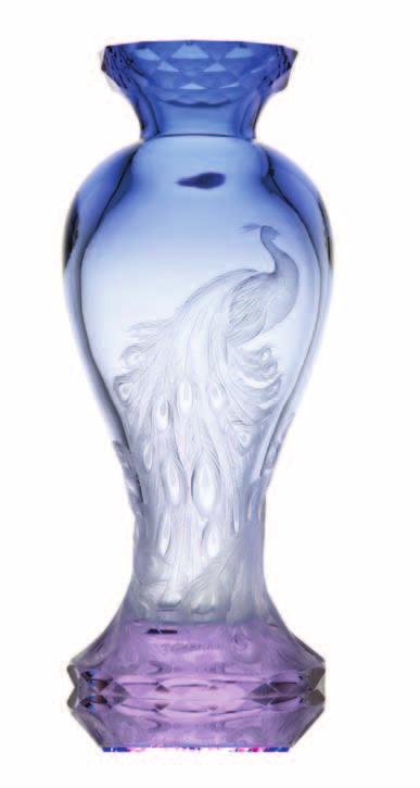 The deliberately chosen combination of aquamarine transcending from green glass, progressing from the deepest to the faintest shades, evokes the atmosphere of the marine world.