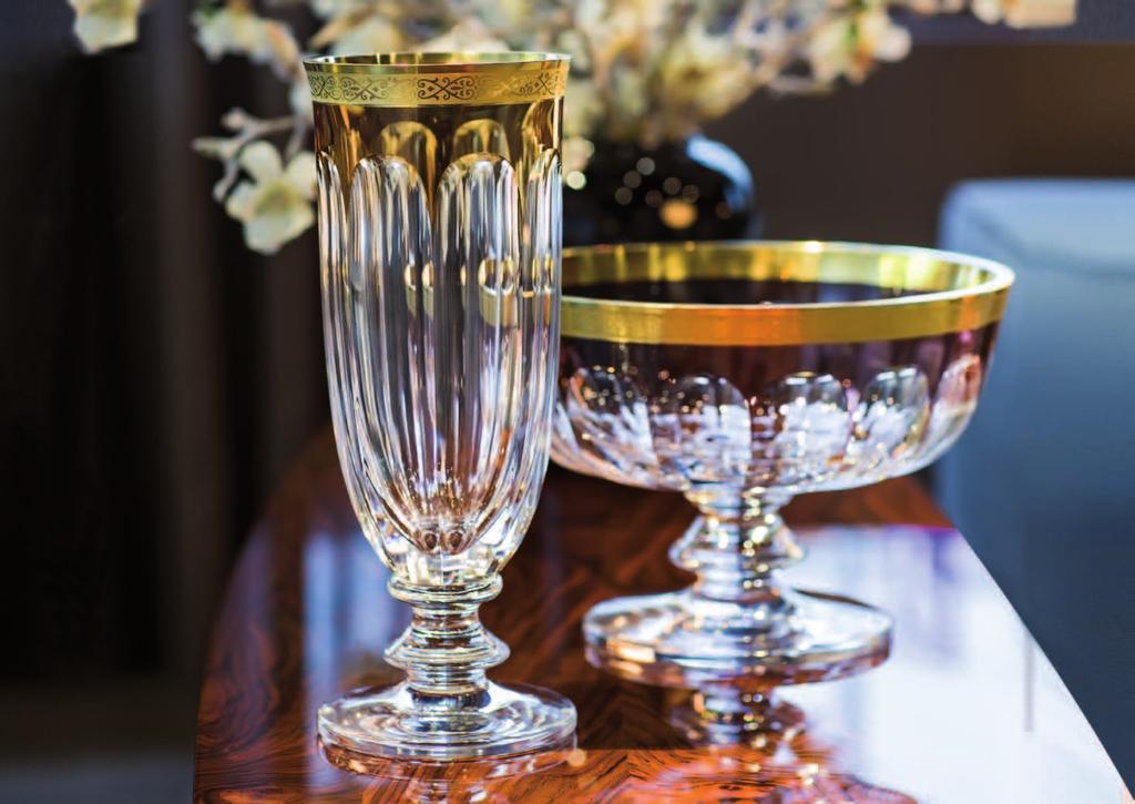 This set crowned the period in which the glassworks concentrated on the confirmation of the expressional possibilities of faceting grindstones (hard edge grinding) with its functional and