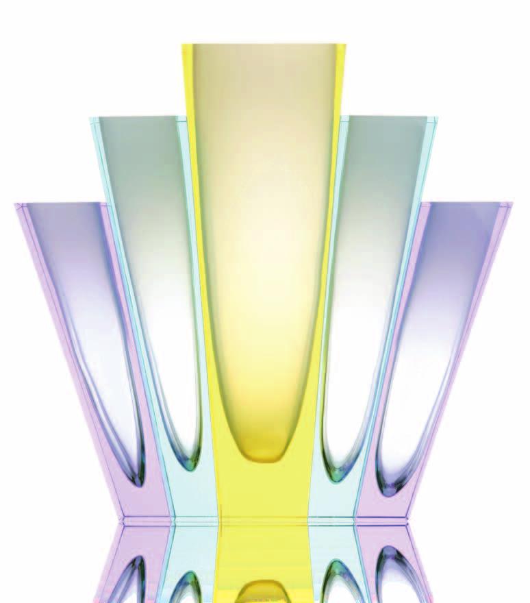 Přesná architektura tvarů tak jen ohraničuje kouzlo skryté uvnitř. Under-laid, precisely cut and bonded vases are inspired by the beautiful wings of a butterfly and their diversity of colours.